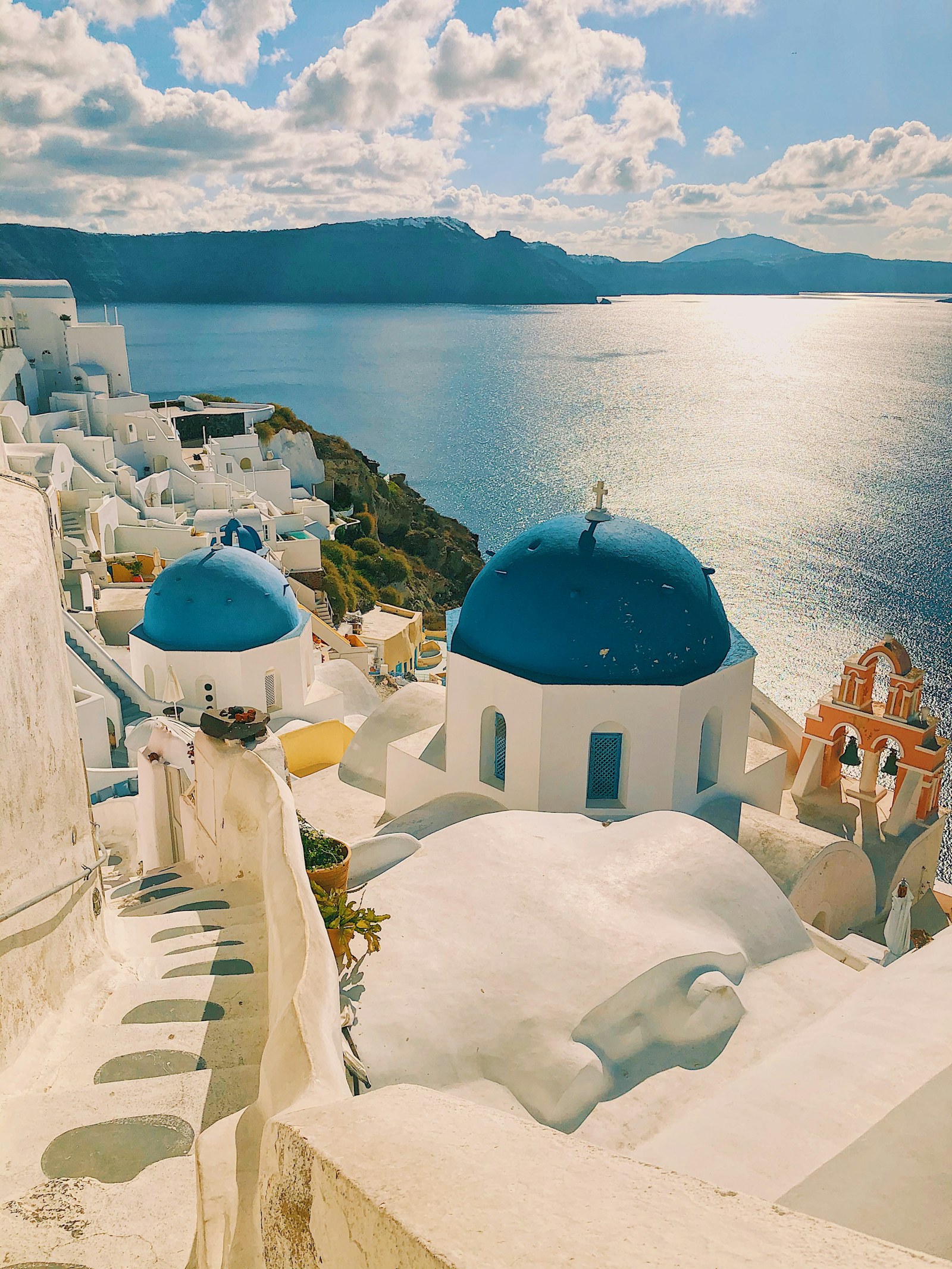 Λευκά κυκλαδίτικα κτίρια μπροστά στο Αιγαίο